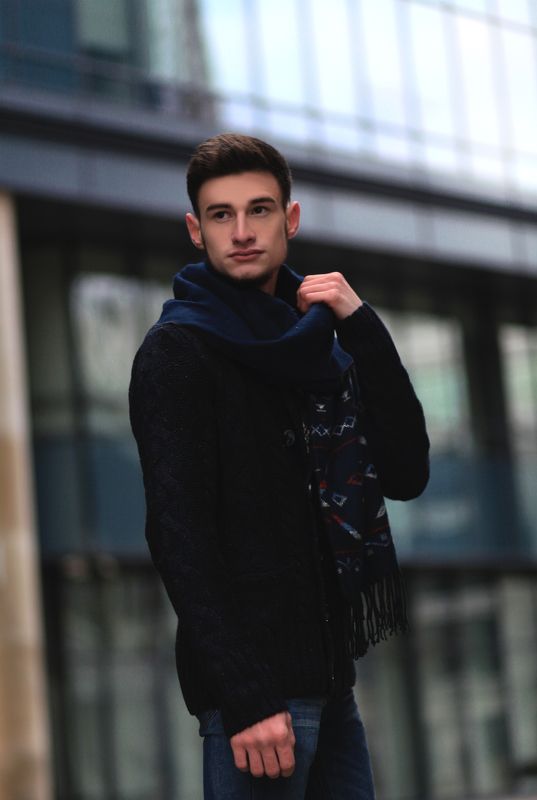 мода, стиль, парень, мужчина, fashion, москва. сити, город, портрет, шарф, стена, сетка, цветы, осень, он, прическа, молодой Осенняя съемка в городеphoto preview