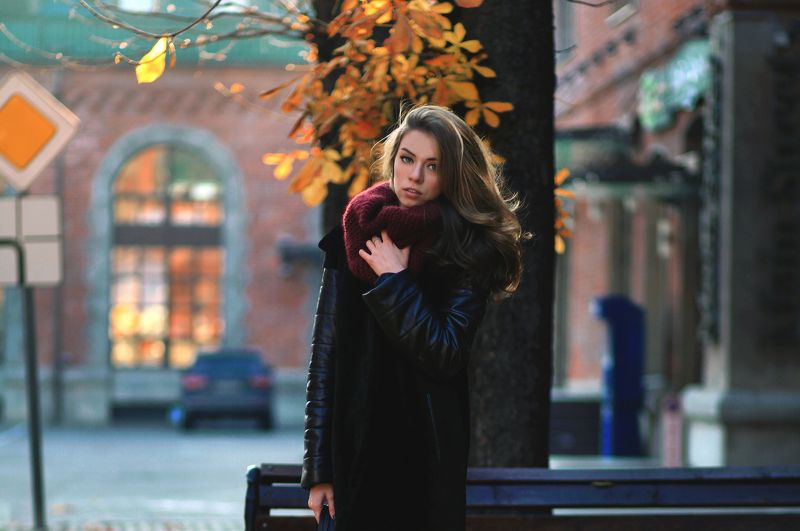 красивая, молодая, студентка, город, москва, мода, стиль, осень, листва, бизнес центр, знак, улица, лавочка,шарф, кирпич, стена,fashion Обаятельная девушка Наташаphoto preview