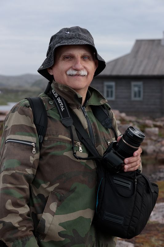 Прохожий на краю землиphoto preview