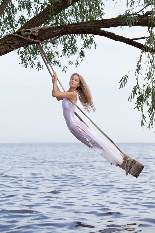 девушка, качели, волга, веревочные качели, вода, качели над водой, качели на дереве Девушка на качеляхphoto preview