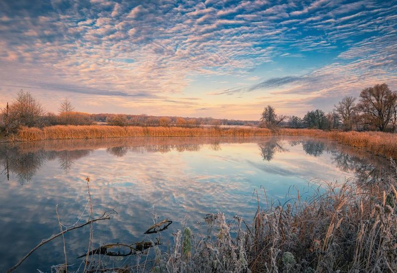 горизонтальный,  нет людей,  фотография,   на улице,  отражение,   горизонт,  вода,  сумерки,  река,  панорамный,   пейзаж,  знаменитое место,  небо,    набережная,  туристические направления,  путешествовать, Осенние Утроphoto preview