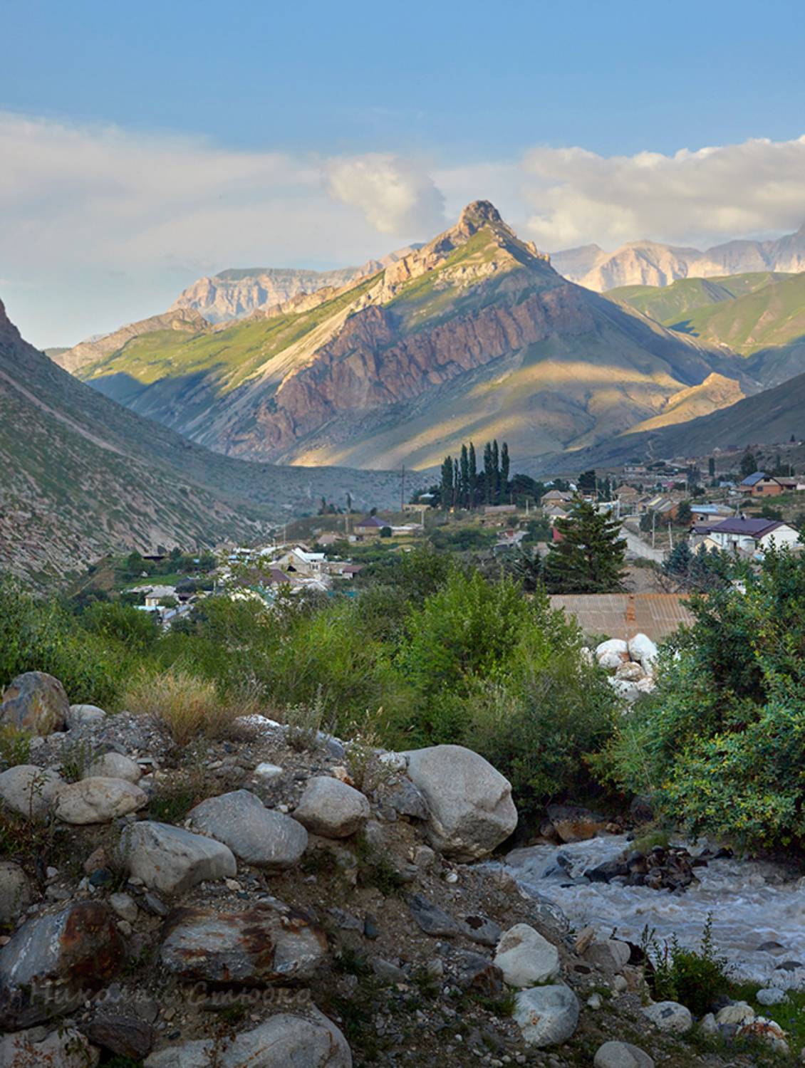 У горного аула. Автор: Николай Стюбко кавказ горы, Николай Стюбко