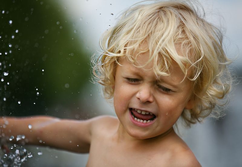 дети, фонтанное настроение, дети и вода, лето, уличный детский портрет, уличное фото Фонтанное настроение фото превью