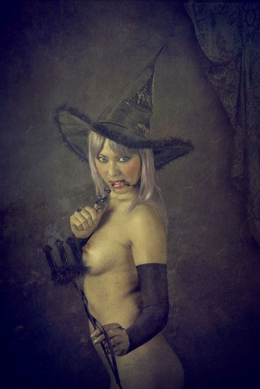 Девушка в костюме ведьмыphoto preview