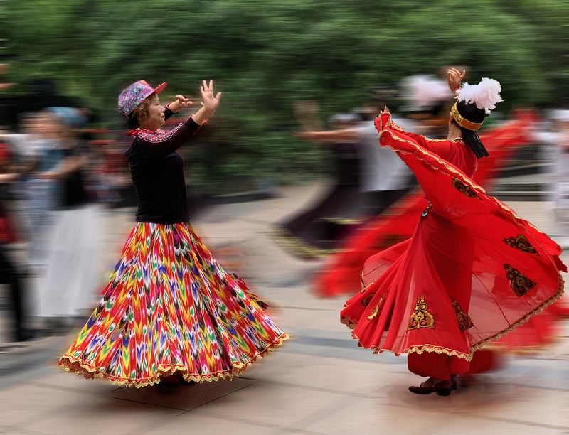 Киргизский танец в парке Шанхаяphoto preview