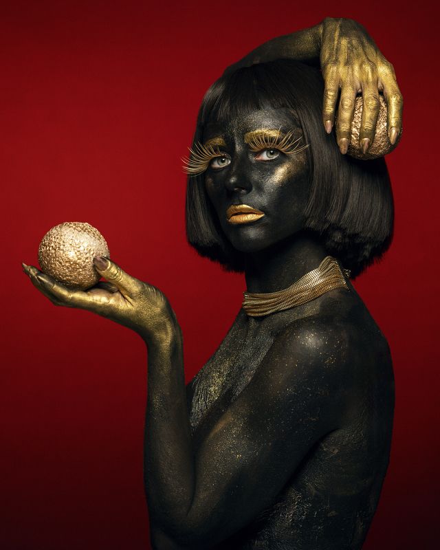 art, attractive, balls, beautiful woman, beauty, black and gold, creative, elegance, eyelashes, female, femininity, grace, human face, individuality, looking at camera, makeup, necklace, one person, portrait, pose, side view, studio shot, young woman Golden Spheres фото превью