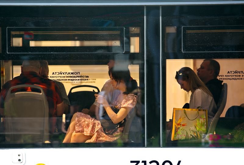 городские картинки, городской транспорт, пассажиры, девушка, уличное фото, уличный портрет, стрит фото Городские картинкиphoto preview