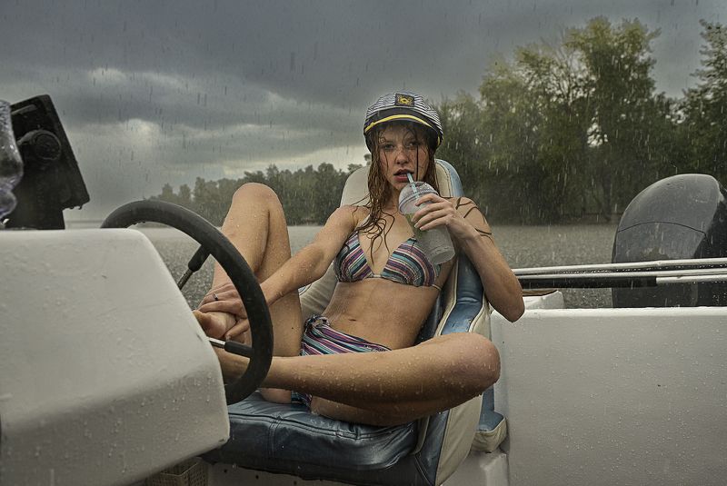 дождь, вода, девушка, катер, дождьphoto preview