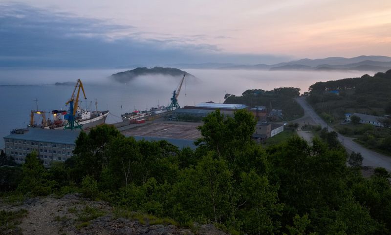 приморье, преображение, вечер, порт, лето, остров, туман, батм порт Преображение фото превью