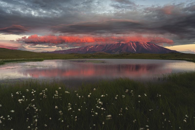 камчатка, закат, толбачик, озеро тайное Вулкан Толбачик в тучах на закате с отражением на озере Тайное. Камчатка.photo preview