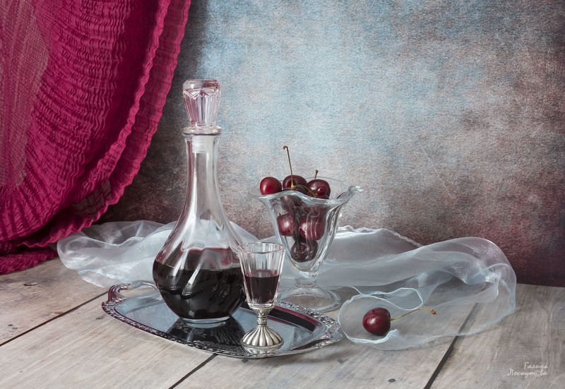 графин, вино, вишня, драпировка, поднос, креманка По рюмашкеphoto preview
