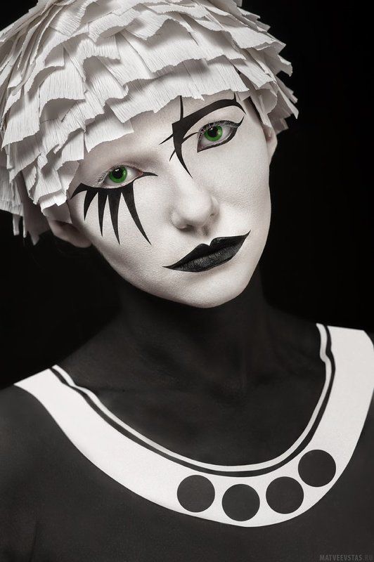 черное, белое Зеленые глазаphoto preview