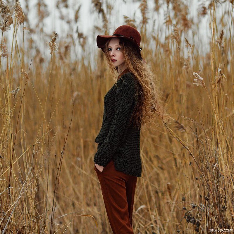 камыш, девушка, шляпа, озеро, зима, облака, свет, взгляд, желтый, зеленый, пленер Ксенияphoto preview