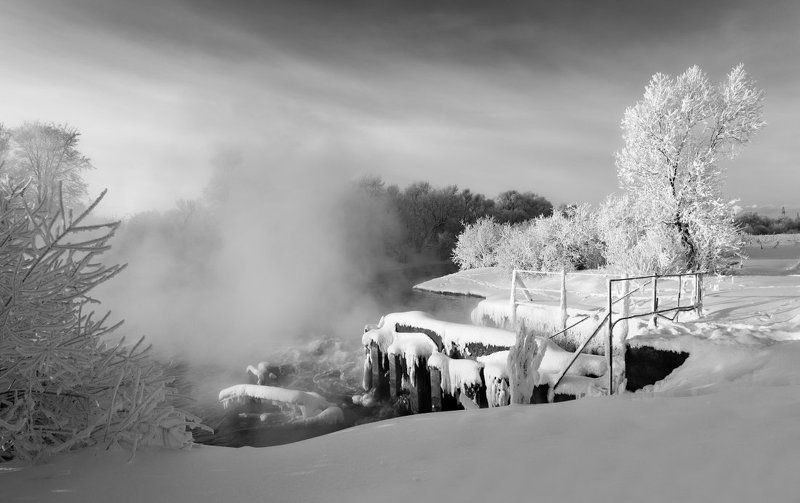 Речка вода снег иней лед поручни деревья туман мороз зима В морозном туманеphoto preview