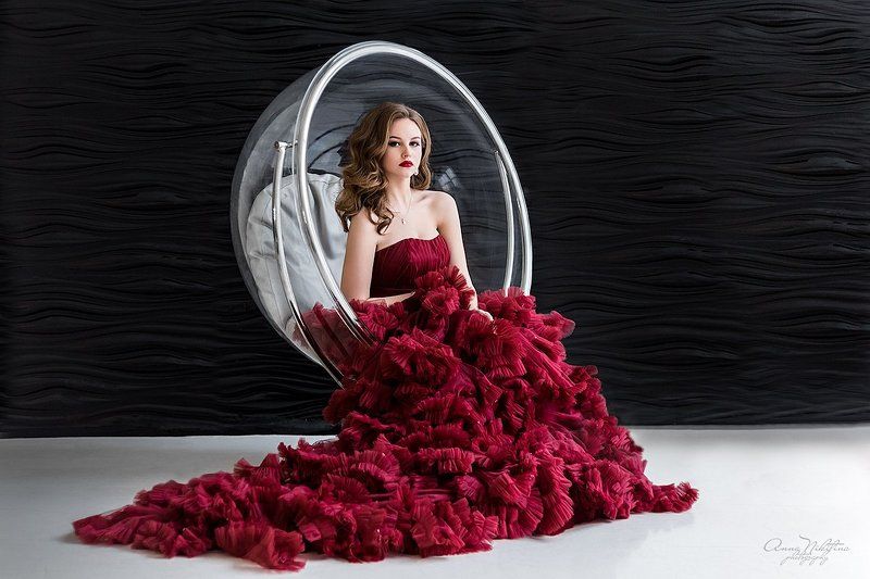 Lady in redphoto preview