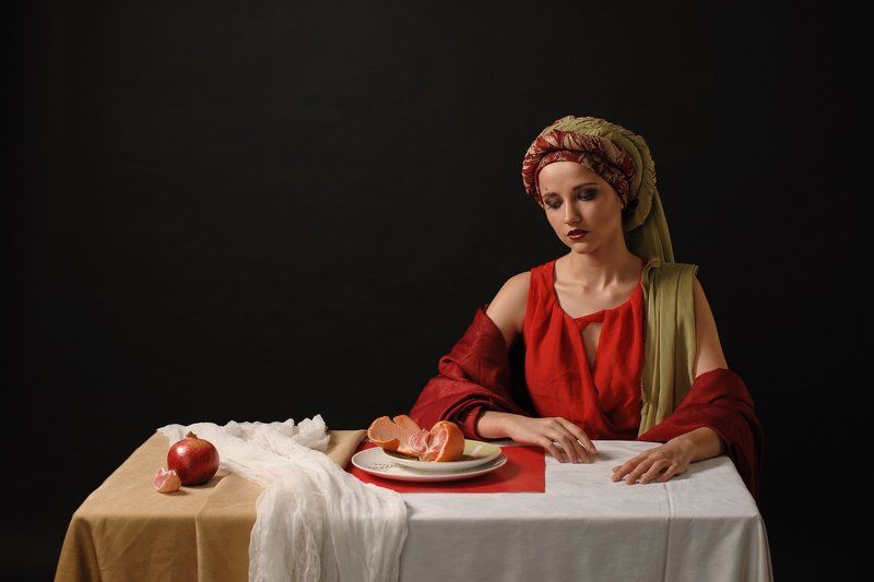 Портрет молодой девушки в красном фото превью