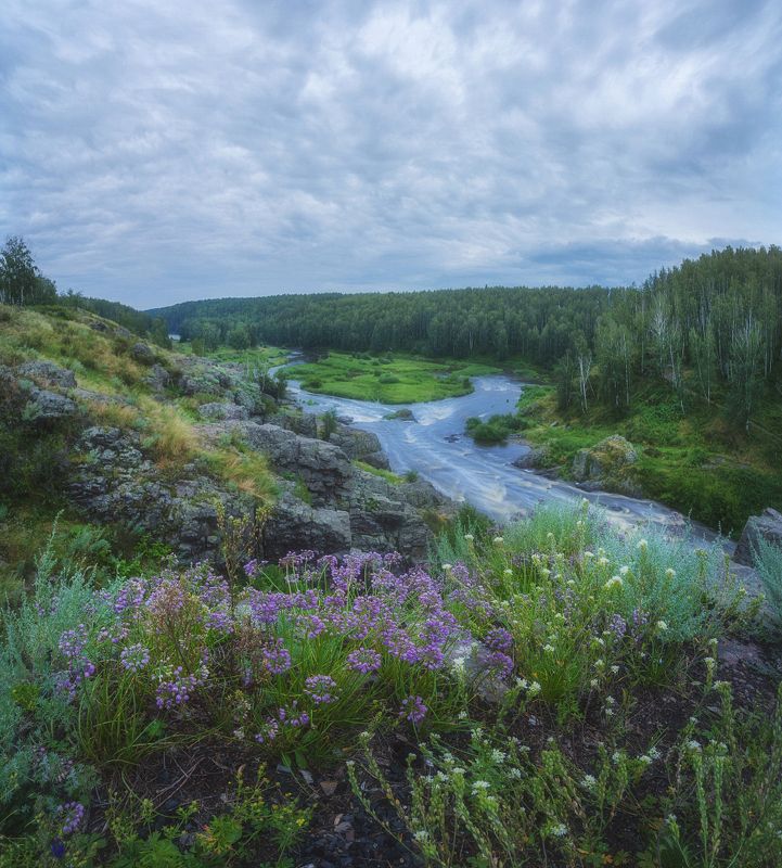 На скалистом берегу реки Исетьphoto preview
