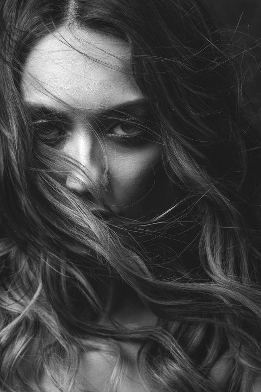 портрет женщина волосы ветер Ветер в волосахphoto preview