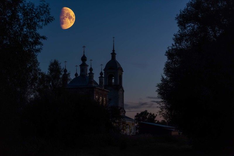 Ночь, улица, луна и церковь...photo preview