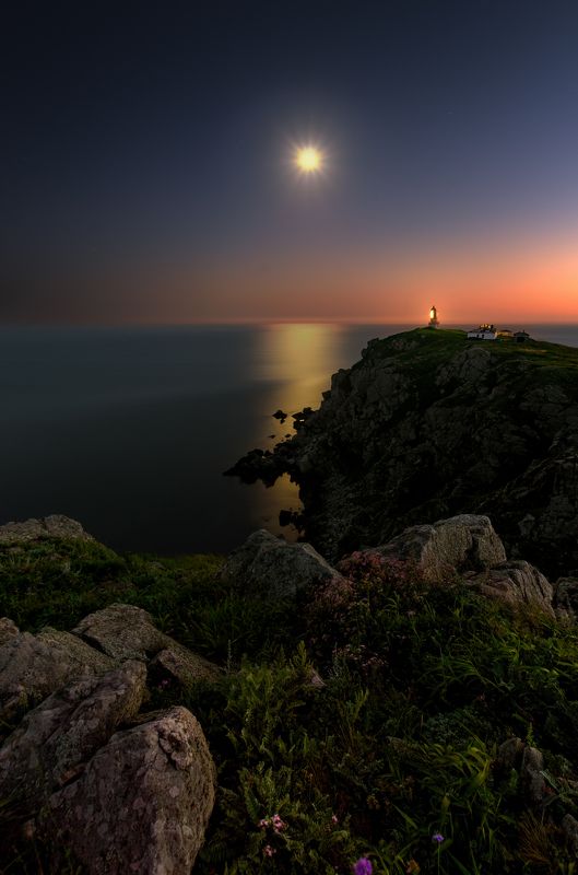 Луна над маякомphoto preview