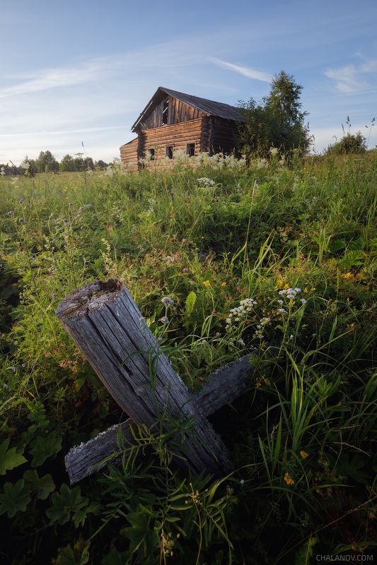 деревня, коми, север, река, пейзаж, дрон, аэросъёмка, закат Мёртвая деревня Краснояр на высоком берегу реки Немphoto preview