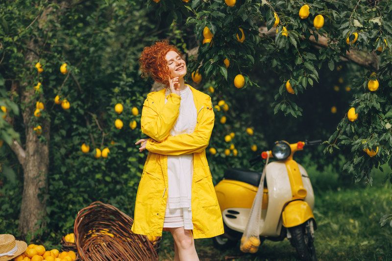 девушка, рыжая, рыжие волосы, постановочное фото, улица, лимоны, портрет, женский портрет photo preview