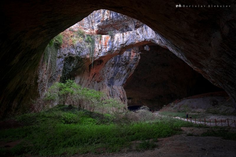 деветашка пещера,devetashka cave,българия,bulgaria,dark,stone,rock,interior,green,people, Деветашка пещера - Devetashka cave фото превью