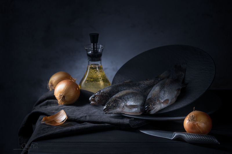натюрморт, рыба, лук, масло, низкий ключ ***photo preview