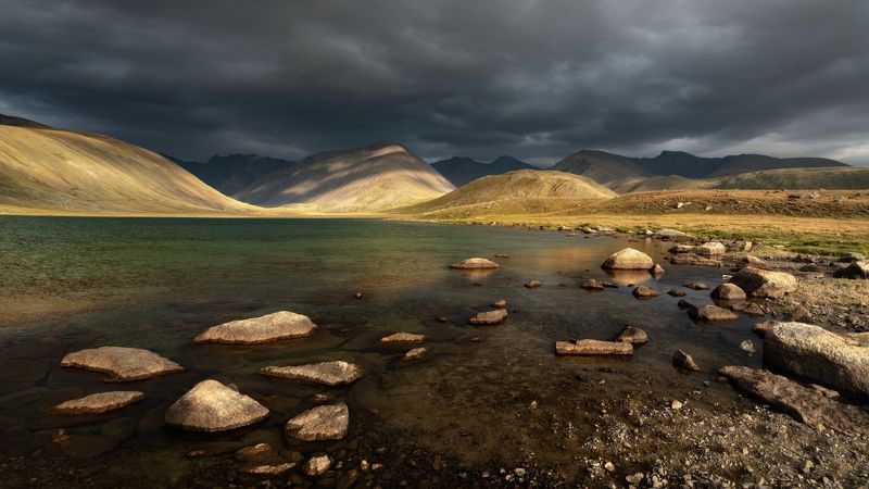 алтай, горный алтай, пейзажи алтая, кош-агачский район, горное озеро, летний алтай, август, горы, горная степь Золото под свинцомphoto preview
