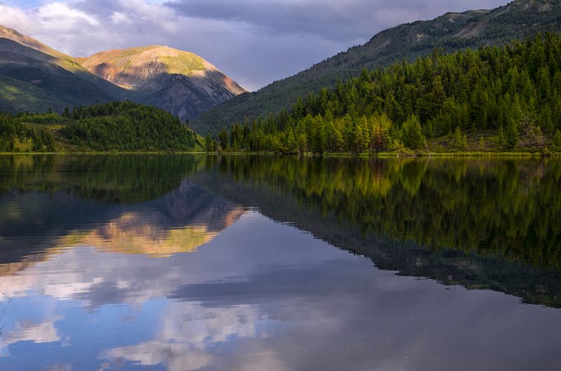 алтай, озеро, вода, утро, рассвет,  свет, горы, вершины Симметрия горphoto preview