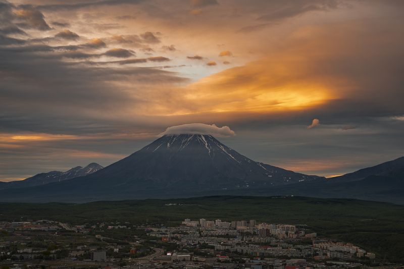 камчатка, закат, корякская сопка, петропавловск-камчатский, вид с мишенной сопки Корякская сопка на закатеphoto preview