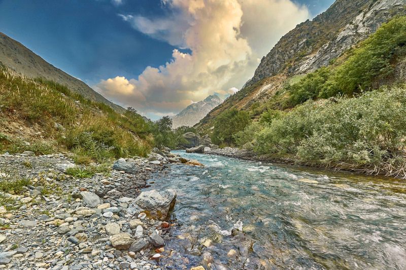Заоблачные реки Таджикистана. Одна из красивейших и чистейших рек страны - Майхура. Её истоки находятся высоте около 3000 метров над уровнем моря, а  на высоте 1919 м она сливаясь с  речкой  Зиды,  создают нашу любимую и живописную реку Варзоб. Майхура.Ваphoto preview