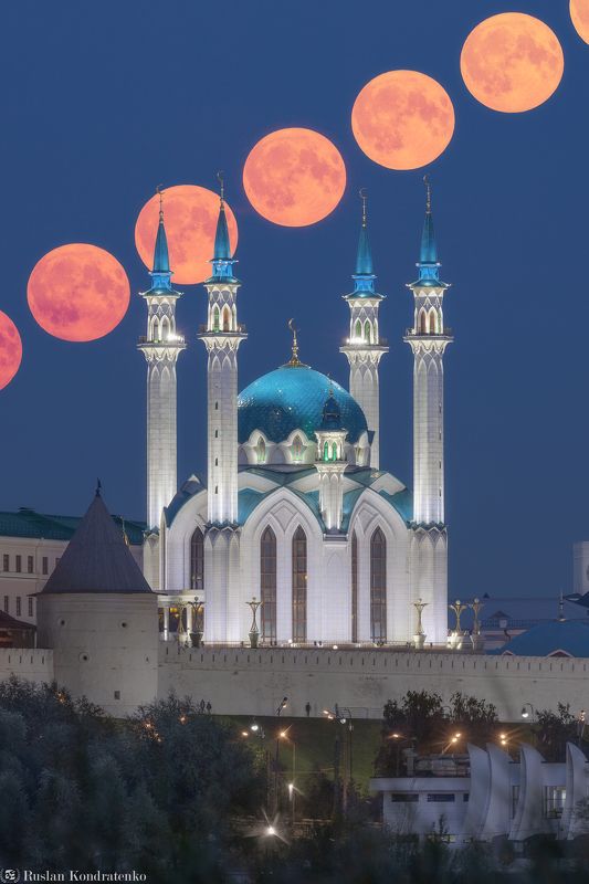 Кул Шариф, Мечеть Кул Шариф, Луна, Полнолуние, Супелуние, осетровая луна, Казань, секвенция, секвенция с луной Мечеть Кул Шариф на фоне секвенции восходящей Луныphoto preview