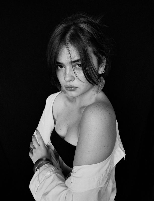 портрет, портретная фотография, женский портрет, естественный свет, фотосессия, чб, девушка, естественность, удаленная съемка Mihaelaphoto preview