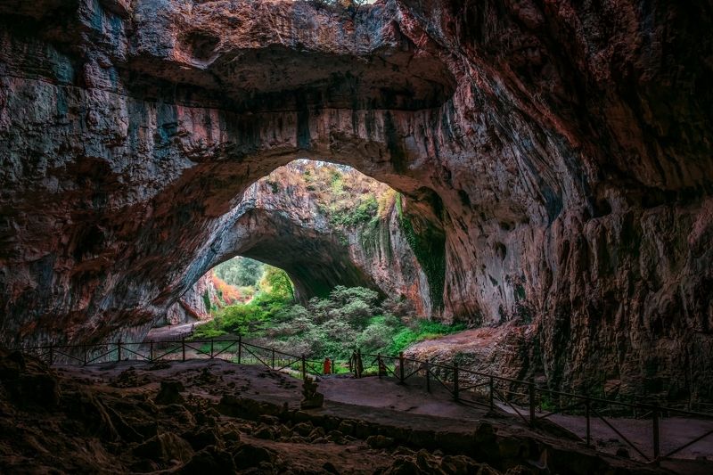 деветашка пещера,devetashka cave,българия,bulgaria,travel,interior,light,dark,green,plant,tree,people, Деветашка пещера - Devetashka cave фото превью