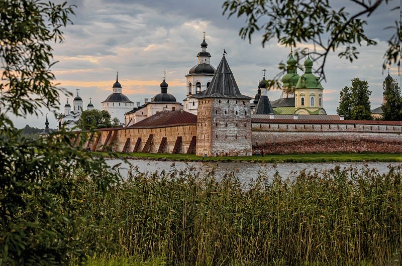 кирилов..... сквозь кустарник - ближе к вечеру фото превью