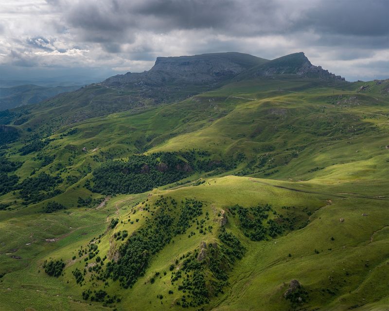 Пейзаж, путешествие, природа, горы, Кавказ, скалы, небо, облака, зеленый, свет, трава, лес, простор Акулы под облаками фото превью