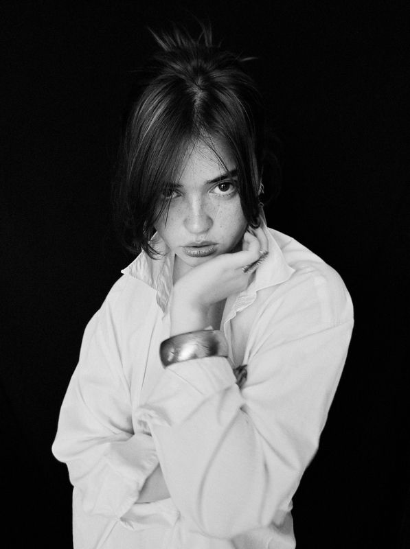 портрет, портретная фотография, женский портрет, естественный свет, фотосессия, чб, девушка, естественность, удаленная съемка Mihaelaphoto preview