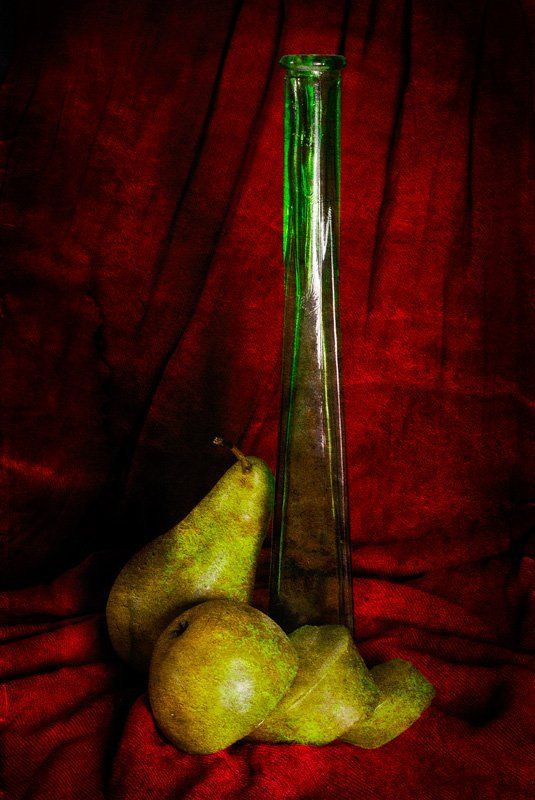 Лежит груша, и ее начали кушать фото превью