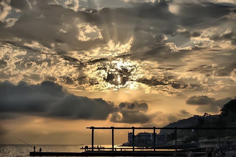 закат, небо На пылающий город падает теньphoto preview