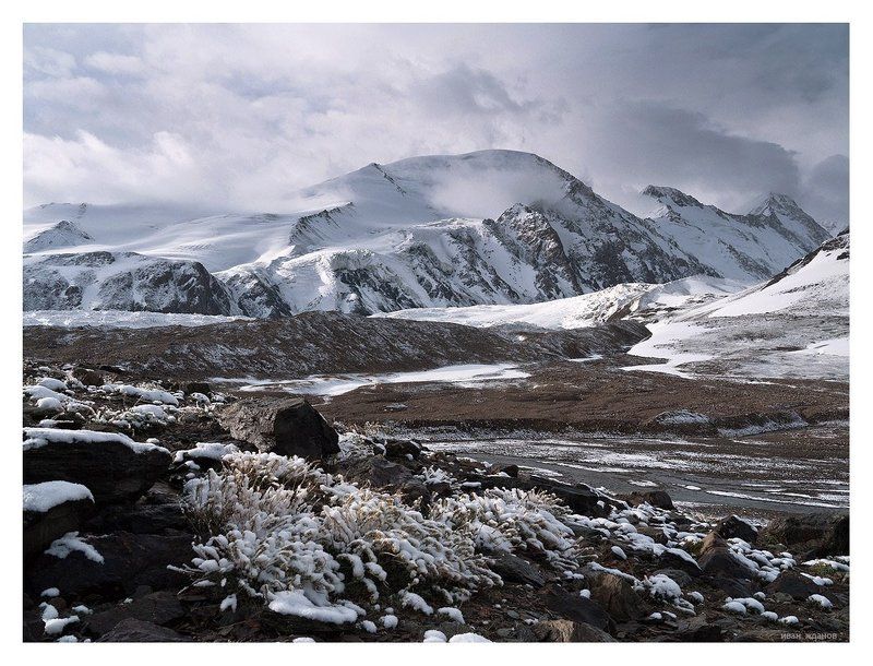 горы, памир, первый, снег Пока еще теплое, но уже снежное Памирское утроphoto preview