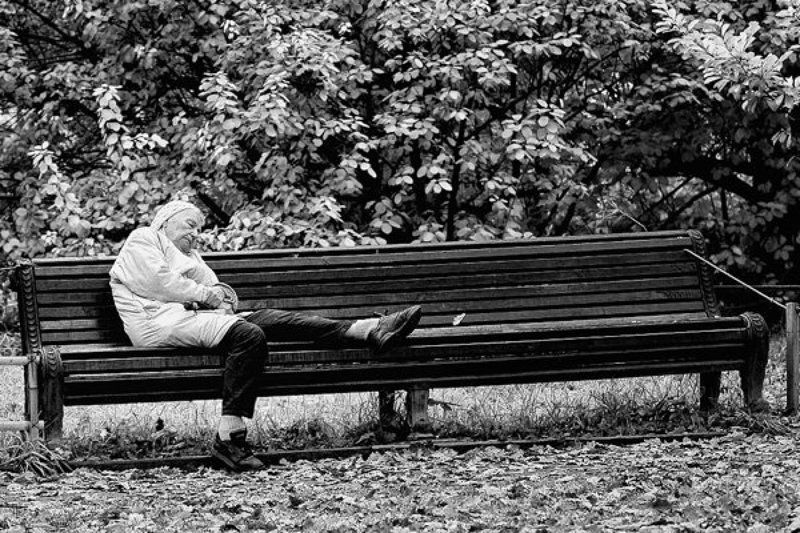 бабушка, бабуля, лавка, лавочка, парк, осень, сон Одинокая старость...photo preview