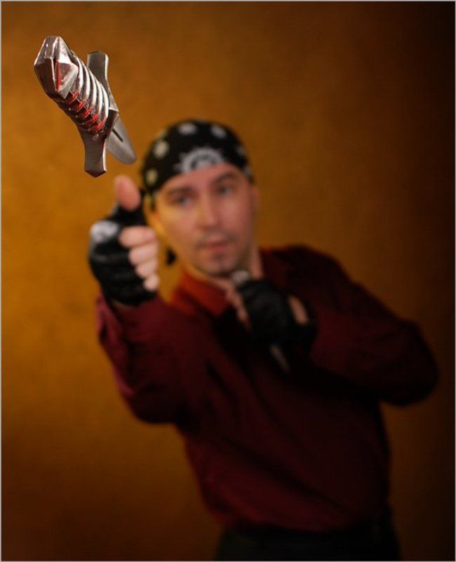 метание ножа, мужчина, нож на стадии полетаphoto preview