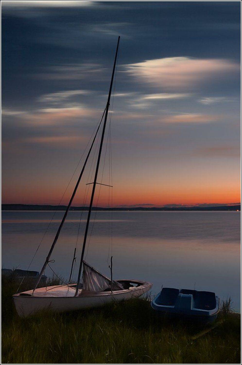 Тихий вечер на Белё. Автор: Дмитрий Антипов беле, белё, Берег, вечер, вода, Высокий, Далекий, закат, Красивый, Мачта, озеро, Оранжевый, отдых, парус, пейзаж, плавать, природа, Сибирь, Синий, спокойный, спорт, тихий, Трава, туризм, хакасия, ходить, яхта, яхтинг, Дмитрий Антипов