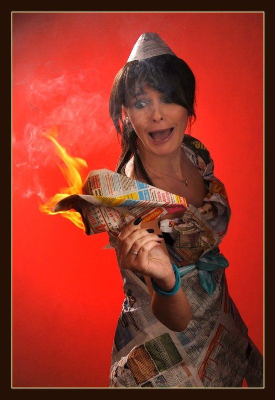 девушка, пожар, огонь, газета, взгляд зажигательный пилотажphoto preview