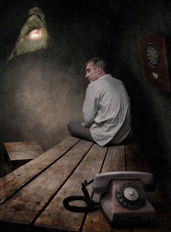 часы, телефон, ожидание, стол, лампа, табурет, свет, тень, спина, одиночество, угол Часы и телефонphoto preview