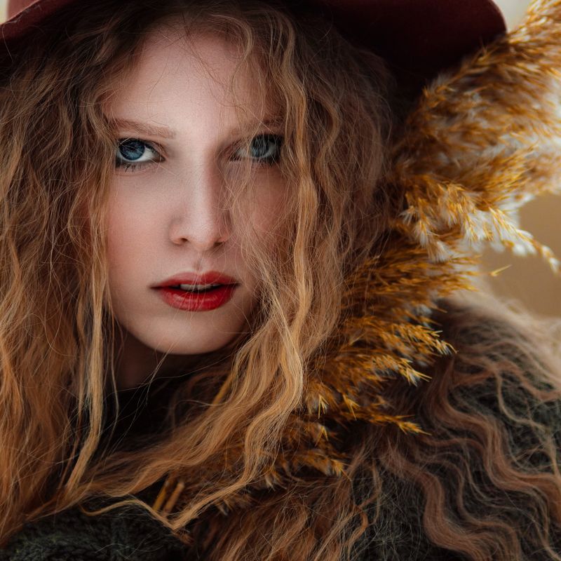 камыш, девушка, шляпа, озеро, зима, облака, свет, взгляд, желтый, зеленый, пленер, красный, губы, колос Ксенияphoto preview