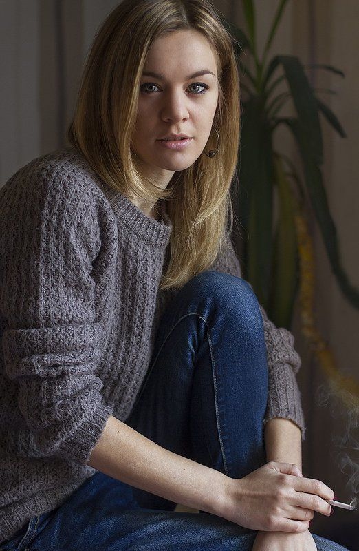 девушка курит katephoto preview