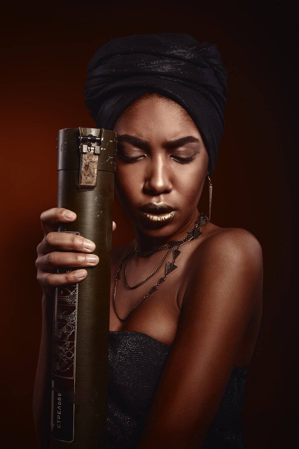 Портрет. Автор: Кривонос Вячеслав портрет, девушка, студия, оружие, Кривонос Вячеслав