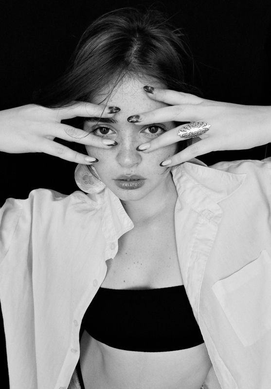 портрет, портретная фотография, женский портрет, естественный свет, фотосессия, чб, девушка, естественность, удаленная съемка Mihaelaphoto preview